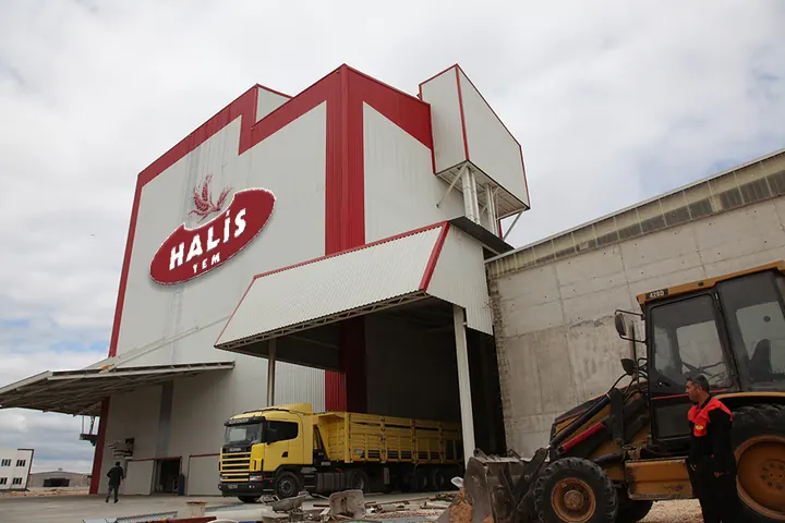 Halis Yem logolu fabrika binası ve sevkiyat sahası