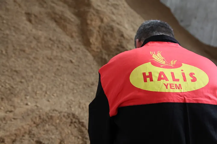 Hammadde yığını başında Halis Yem personeli