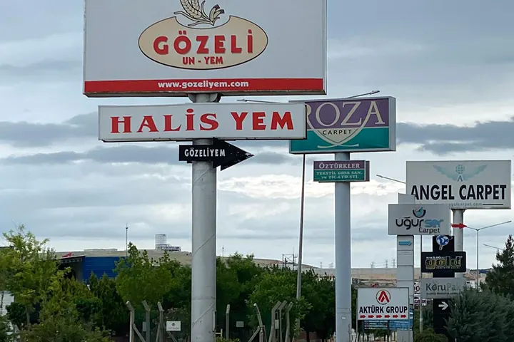 4. Organize Sanayi Bölgesi girişindeki Gözeli Yem tabelası